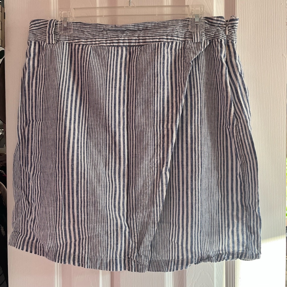 Just Living size L, faux wrap linen skirt. Navy and white.